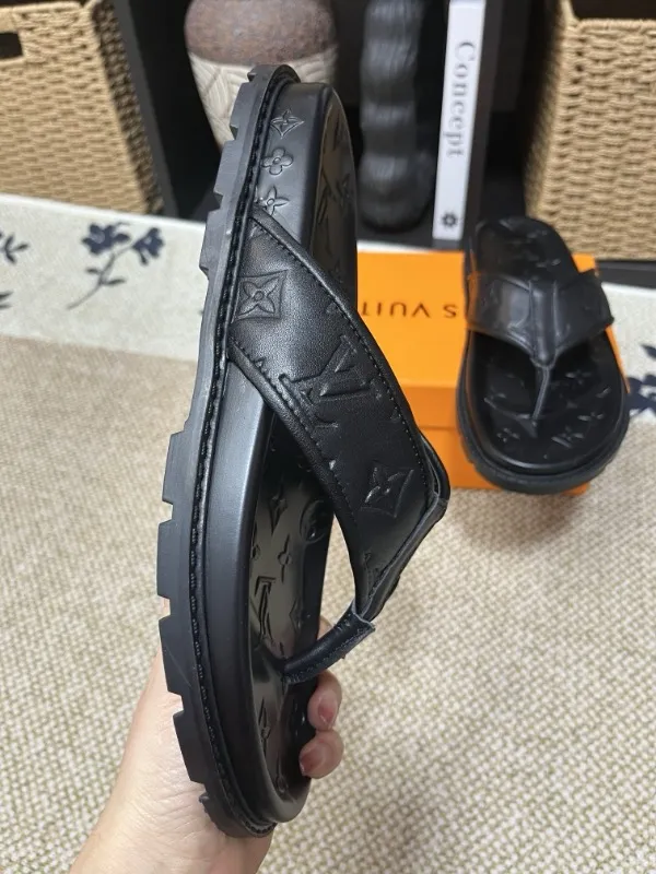 P270🏆Louis Vuitton 🏆[Louis Vuitton] Spring/Summer 2025 [Men's Flip Flops] 🎯🎯As an active family in the fashion industry ⭐ Lv is characterized by bold innovation ⚡Create this casual business style for Chinese fashionable men ✨The fabric is made of imported high-grade cowhide 🔥 Clean and neat ⚡Fashionable and elegant🌹Breathable, sweat-absorbent and deodorant👈So luxurious, high-end and domineering. 👍Must be sold if you repost the picture. Number of yards: 38--46. Color: 🎉 For large quantities. Welcome to repost.
